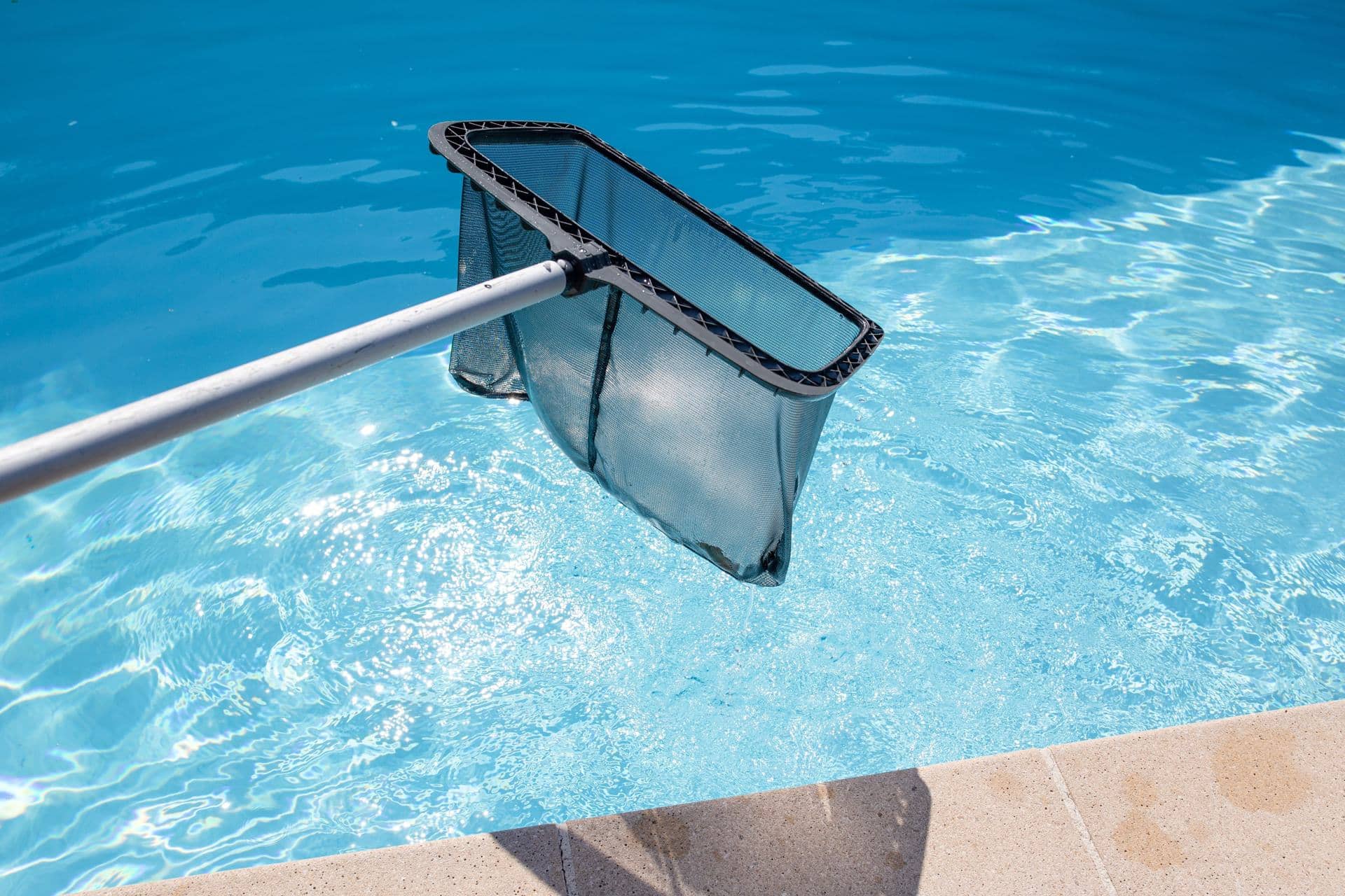 Swimming pool cleaning with a skimmer net in Dubai