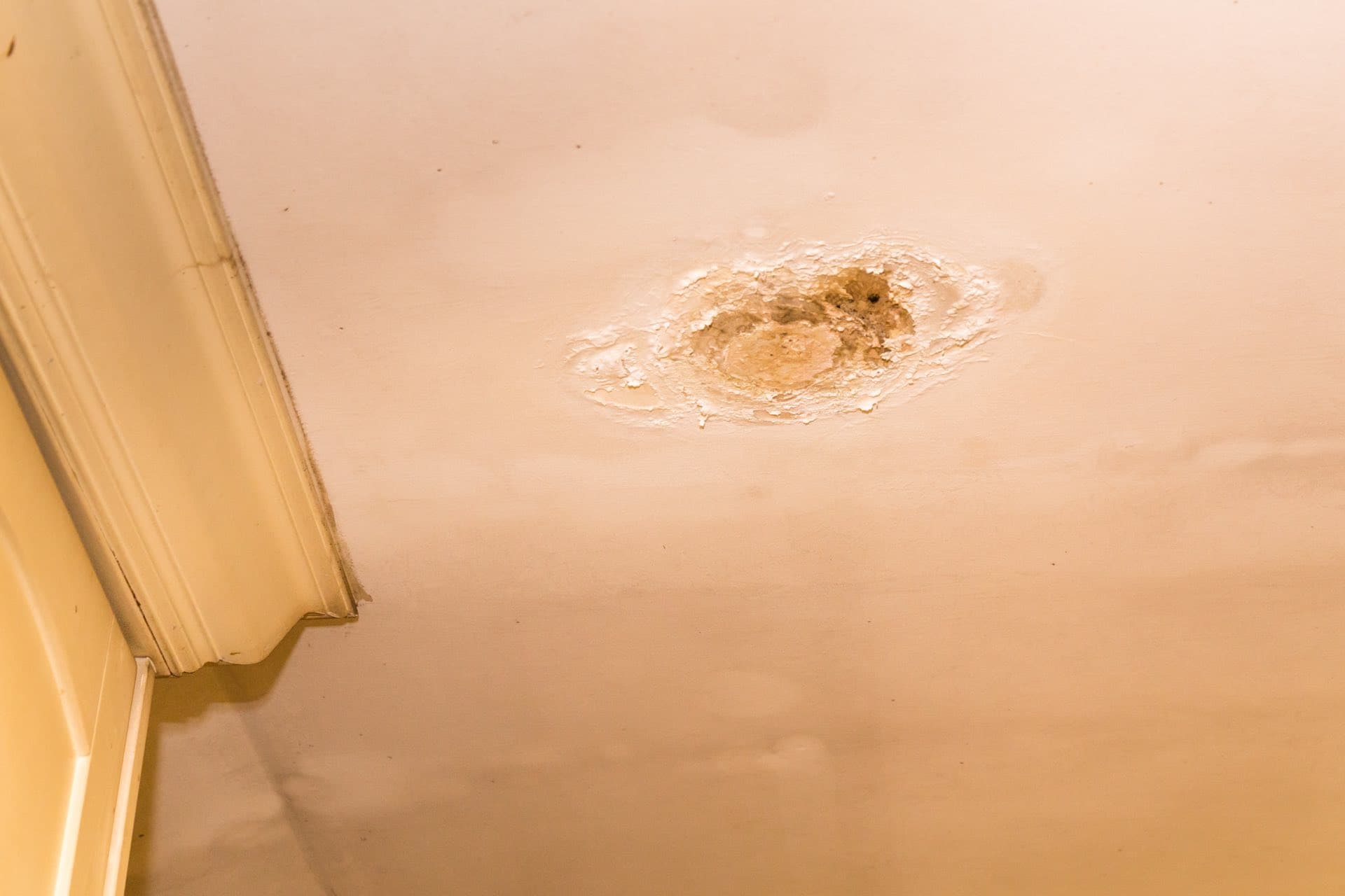 Ceiling Leak Tracing in Dubai: Water stain on a ceiling caused by a leak