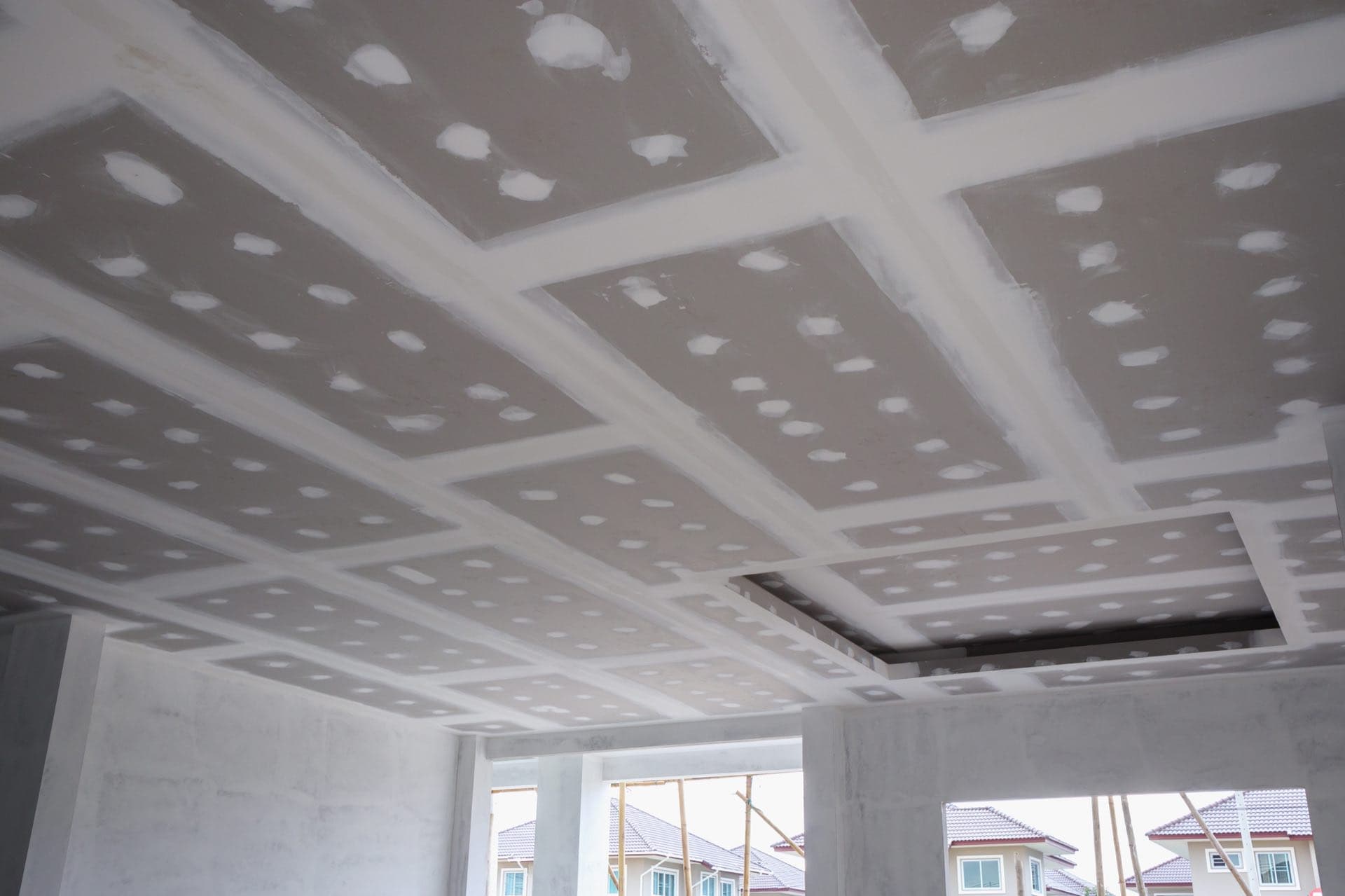 False Ceiling Design and Installation in Dubai: Gypsum board false ceiling with a recessed tray detail and jointed panels